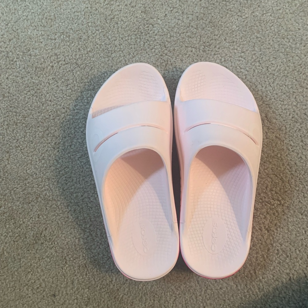 OOFOS women’s slides